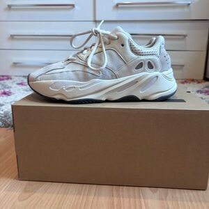 Yeezy 700 Boost Analog